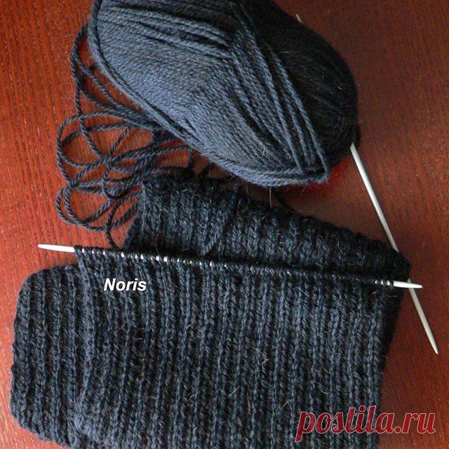 Ленюсь...вяжу простой мужской шарф, чёрный.
#irinakharlova #iloveknitting #вяжутепло #подарок #Россия #skarf #ручнаяработа #handmade #ekb #екатеринбург #withlove #ноябрь2015 #вязаниеспицами #шарф