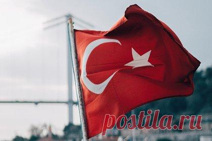 В Турции назвали последний оставшийся у США козырь. У США остался последний козырь — язык угроз, однако он уже не так эффективен, говорится в статье турецкой газеты Sabah. По словам журналиста, внешняя политика США в течение последних лет постепенно начала утрачивать свой «импульс». Автор заявил, что США используют азные варианты воздействия.