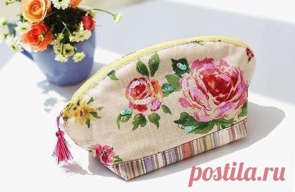 ​Цветочная косметичка своими руками Цветочная косметичка своими рукамиДля удобства открывания бегунок можно украсить кисточкой.