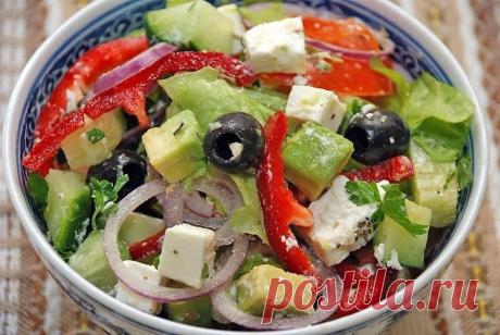 ТОП-6 вкусных и полезных салатов 1) Вкусный салат с авокадо
ИНГРЕДИЕНТЫ:
Авокадо — 1 шт
Красный лук — 1 шт
Зеленый салат — 1 пучок
Помидор — 2 шт
Огурец — 1 шт
Фета — 100 гр
Петрушка — 2-3 веточки
Оливковое масло — 50 мл
Красный сл…