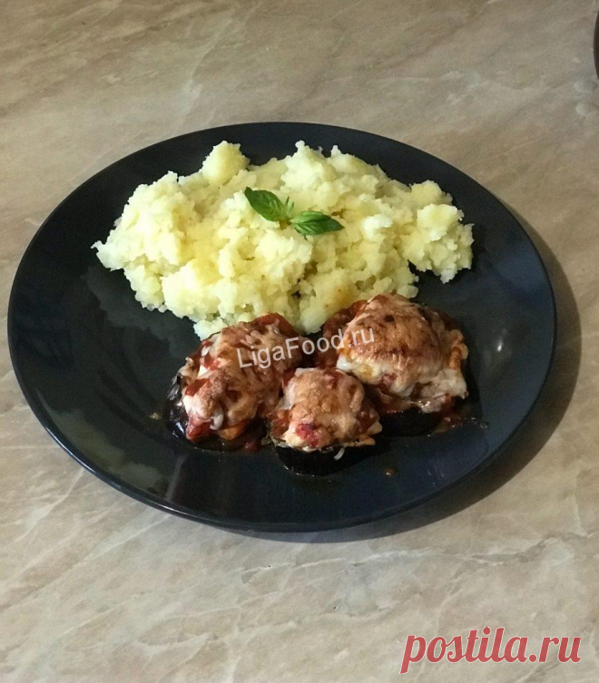 Баклажаны под курицей с картофельным пюре
