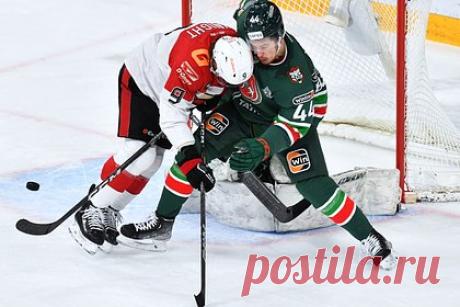 «Авангард» победил «Ак Барс» и сравнял счет в полуфинальной серии плей-офф КХЛ. «Авангард» со счетом 3:2 обыграл «Ак Барс» во втором матче финала Восточной конференции КХЛ. Ворота казанцев поразили Виктор Сведберг, Рид Буше и Алекс Бродхерст. У «Ак Барса» заброшенными шайбами отметились Артем Лукоянов и Дмитрий Юдин. Следующий матч серии до четырех побед состоится 5 апреля в Омске.