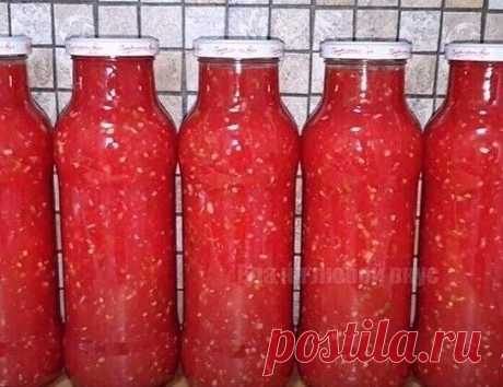 Аджика без уксуса: потом вы другую уже делать не будете.

Вкуснее этого соуса ещё не ела ! Очень вкусно)
Итак, для приготовления берем:
Помидоры - 1 кг.
чеснок - 2 головки
перец чили - 2 стручка
перец болгарский - 0,5 кг
соль - 1,5 ст. л.
сахар - 3 ст. л.
Все овощи перекрутить на мясорубке, добавить соль, сахар, довести до кипения и варить 20 мин., закатать в банки.
Выход 3 банки по 0,5 л.
Вкуснее соуса моя семья ещё не ела!