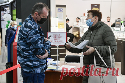 Россиянина арестовали из-за конфликта по поводу маски в ТЦ. Житель Приморья был арестован на семь суток после попытки спровоцировать драку в ТЦ. Конфликт случился из-за отсутствия маски у правонарушителя. Член комиссии по контролю над соблюдением противоэпидемических мероприятий сделал мужчине замечание, а он, по словам полиции, отреагировал грубо и попытался начать драку.