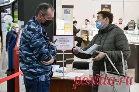 Россиянина арестовали из-за конфликта по поводу маски в ТЦ. Житель Приморья был арестован на семь суток после попытки спровоцировать драку в ТЦ. Конфликт случился из-за отсутствия маски у правонарушителя. Член комиссии по контролю над соблюдением противоэпидемических мероприятий сделал мужчине замечание, а он, по словам полиции, отреагировал грубо и попытался начать драку.