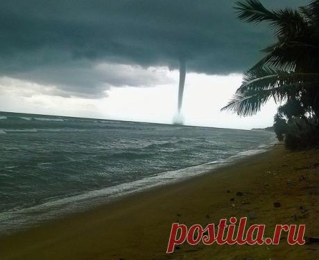 Торнадо 30 апреля 2015 у побережья острова Шри-Ланка. / Социальная погода