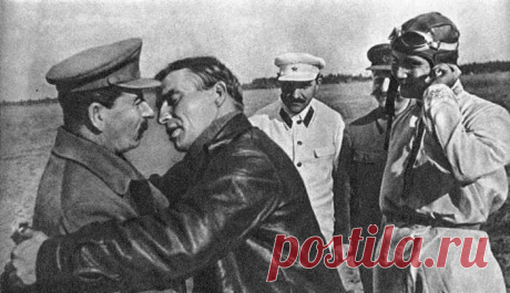 Советский поцелуй прославил Леонид Брежнев, но он лишь возобновил старую традицию. Крепкий мужской поцелуй в губы еще до революции расценивался как знак большого уважение и радости встречи. В СССР целовались все: военные, спортсмены, шахтеры, артисты больших и малых театров, генсеки и сотрудники внутренних органов.