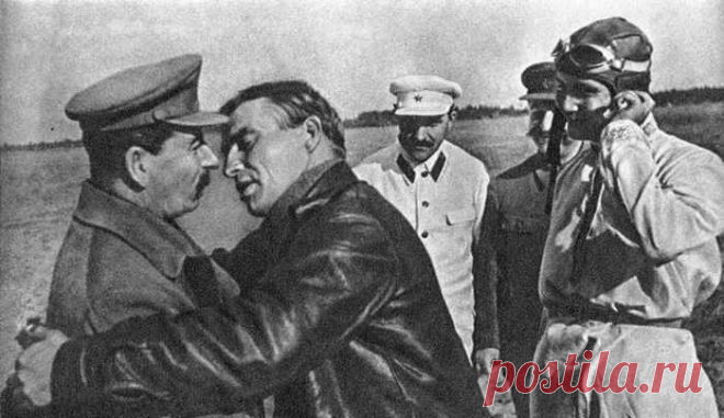 Советский поцелуй прославил Леонид Брежнев, но он лишь возобновил старую традицию. Крепкий мужской поцелуй в губы еще до революции расценивался как знак большого уважение и радости встречи. В СССР целовались все: военные, спортсмены, шахтеры, артисты больших и малых театров, генсеки и сотрудники внутренних органов.