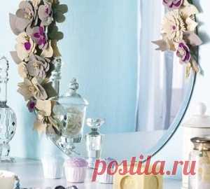Цветочный декор зеркала.