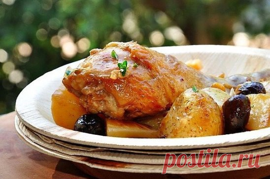 Курица в вине с оливками и молодой картошкой
Ингредиенты на три куриных четверти:
Картофель — 4–5 шт.
Чеснок — 1 головка
Оливки — ½ стакана
Тимьян — две-три веточки
Белое вино — 1 стакан
Бальзамический уксус — 1 ст. л.
Мёд — 2 ст. л.
Соль, перец
Приготовление:
1. В хорошо нагретом сотейнике обжариваем курицу.
2. Вытаскиваем и на её место отправляем картошку и чеснок.
3. Возвращаем курицу в сотейник, туда же кладем оливки, тимьян, соль, перец.
4. В отдельной посуде смешивае...