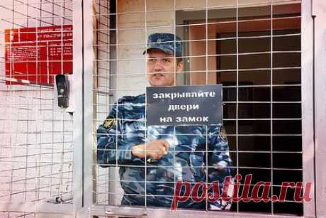 В России ввели тюремный срок до 10 лет для коллекторов за насилие и угрозы. Государственная Дума России в окончательном, третьем чтении приняла закон об ужесточении наказания для коллекторов за противоправные действия в отношении должников. Максимальное наказание предусмотрено за угрозы и шантаж, совершенные организованной группой с применением насилия, опасного для жизни и здоровья.