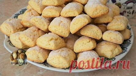 Итальянское молочное печенье ИтальянскаяПростой. 154900Автор: Marilesya05 августа 2020, 19:11. Как приготовить. Видео. Похожие рецепты. Ингредиенты. 500 гр. мука. 8 гр. разрыхлитель. 1/4 ч.л. соль. 160 гр. сахар. 90 гр. молоко. 2 яйца. 125 гр. сливочное масло. верх: сахарная пудра 1 ст.л. Пошаговый рецепт приготовления. Просеять муку, добавить соль,сахар и разрыхлитель, мягкое сливочное масло и слегка перемешать. Влить молоко, яйца и замесить мягкое, не липнущее тесто, при...