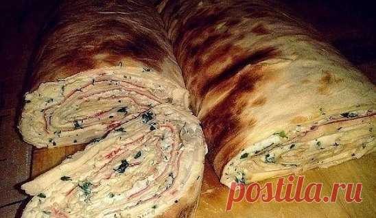 Закусочные рулеты из лаваша
1. Рулеты из лаваша с курицей и плавленым сырком.
Ингредиенты:
— лаваш — 2 шт.
— куриное филе — 0,25 кг
— сырок плавленый — 1 шт. (у меня со вкусом грибов)
— яйца — 3 шт.
— майонез — почти целая пачка
— чеснок — 1-2 дольки
— соевый соус — по вкусу (я 1 ст. л. взяла, потому что стараюсь все недосаливать)
— растительное масло
Приготовление:
1. Первым делом надо заняться куриным филе, оно дольше всего доходит до готовности. Помыть, поджарить его на растительном масле. М