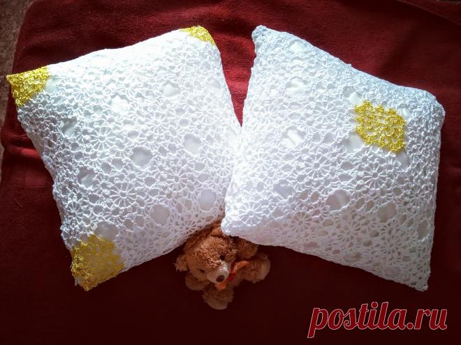 Новые диванные подушки. Вязала сама.Красивый ажурный узор крючком. 
Есть в наличии ,980р-за одну.Доставка почтой. Размер-40см на 40см. Хлопковая пряжа .