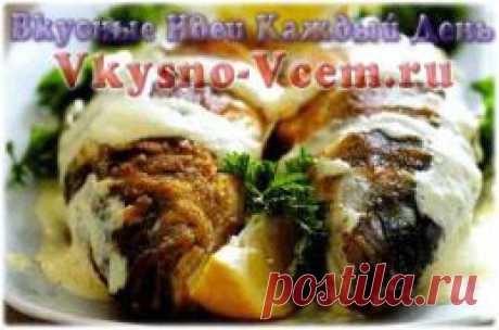 Карп запеченный. У этой рыбы очень сочное мясо и многовато мелких костей. Но когда на столе появляется запеченный карп с кресс-салатом в обрамлении ароматной зелени, от него быстро ничего не остается. Разве, что голова да кости. Рецепт запеченного карпа всегда вариативен. Что только не добавляют рыбке в брюшко! Кресс-салат дарит сочному мясу карпа пикантную остроту.