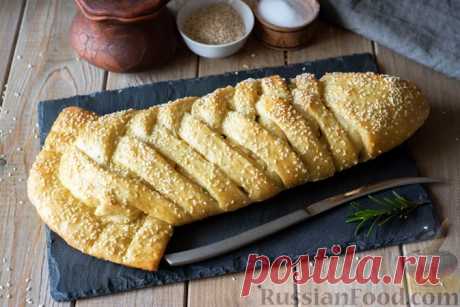 Пирог "Рыбник" со скумбриёй Очень вкусный рыбный пирог – "Рыбник" со скумбриёй. Рыбка целой тушкой (разумеется, тщательно почищенная) запекается на "подушке" из репчатого и зелёного