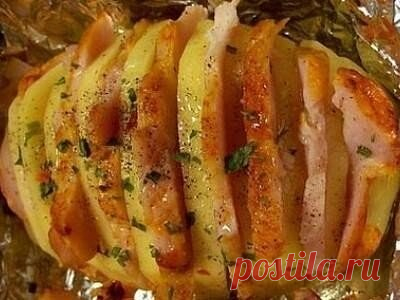 Картошка-гармошка

Очень вкусно, быстро и просто!

Попробуйте, не пожалеете!

Картофель очистить, желательно выбрать не очень крупный, вытянутой формы.

Сделать надрезы по всей картошечке, не дорезая до конца.СЛЕГКА обмазать солью.

В каждый разрез вставить по ломтику бекона, можно чередовать бекон с сыром, ну или бекон с дольками шампиньонов.

Сверху поперчить, завернуть в фольгу ( при желании можно в фольгу еще положить зубчик чеснока) и отправить в духовку, где-то минут...