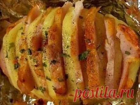 Картошка-гармошка

Очень вкусно, быстро и просто!

Попробуйте, не пожалеете!

Картофель очистить, желательно выбрать не очень крупный, вытянутой формы.

Сделать надрезы по всей картошечке, не дорезая до конца.СЛЕГКА обмазать солью.

В каждый разрез вставить по ломтику бекона, можно чередовать бекон с сыром, ну или бекон с дольками шампиньонов.

Сверху поперчить, завернуть в фольгу ( при желании можно в фольгу еще положить зубчик чеснока) и отправить в духовку, где-то минут...