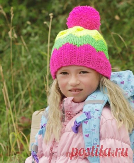 Простая детская шапочка спицами чулочной вязкой «Sun October» - Колибри Яркая детская шапочка для школы и прогулок. Выбирайте яркие неоновые цвета пряжи, и она точно понрав