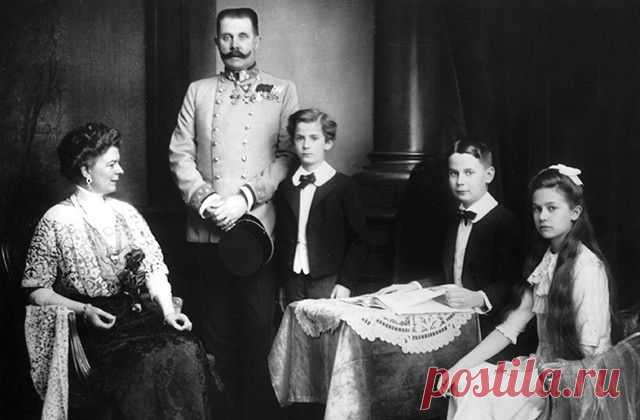 © Франц-Фердинанд с супругой Софией и детьми. Фото: Art Archive / AFP / Eaast News  | Основная канва истории убийства в Сараево 28 июня 1914 года эрцгерцога и его супруги Софии Гогенбер и трагические  последствия этого теракта изучены хорошо. За кадром остаются тайные пружины фанатической веры в утопию, переломившие ход развития всего человечества.
Подробнее http://rusplt.ru/ww1/history/ubiystvo-Frantsa-Ferdinanda-10801.html
| История убийства эрцгерцога Франца-Фердинанда - Русская планета