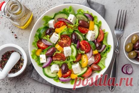 Классический греческий салат⤵ Ингредиенты:200 г томатов черри или 2 томата 1 большой огурец 1 сладкий перец ½ красного лука 50 г оливок без косточек200 г сыра фета 1-2 ч. л. орегано 3-4 ст. л. оливкового масла Возьмите глубокую миску либо салатницу. Все ингредиенты салата нарезайте и сразу перекладывайте в нее. Если готовите салат зимой, используйте томаты черри, они все же вкуснее и ароматнее тепличных. В сез...