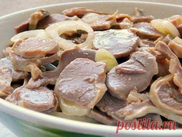 Рецепт маринованных в соевом соусе куриных желудков Ингредиенты: ✓ полкило куриных желудочков; ✓ луковица; ✓ пять зубчиков чеснока; ✓ уксус — 1/4 стакана; ✓ 1/2 стакана подсолнечного масла; ✓ столовая ложка соевого соуса; ✓ пучок укропа; ✓ соль и перец по вкусу...