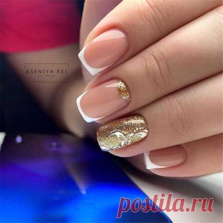 Нежный френч с глиттером на короткие ногти