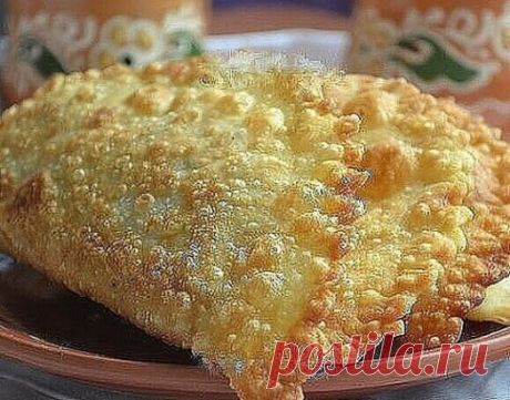 ЧЕБУРЕКИ НА ЗАВАРНОМ ТЕСТЕ !!- ВКУСНОТИЩА  НЕОБЫКНОВЕННАЯ!!!
ОБЯЗАТЕЛЬНО сохраняйте  СЕБЕ такое СОКРОВИЩЕ
ИНГРЕДИЕНТЫ:
Для теста:
 3,5 стакана муки
 1/2 ч. л. соли
 1 стакан кипятка
 100 г сливочного масла
 1 яйцо
Для начинки:
 500 г мякоти свинины
 4-6 луковиц
 соль, душистый перец - по вкусу
 подсолнечное масло для жарки.
ПРИГОТОВЛЕНИЕ:
В миске смешиваем просеянную муку и соль, вливаем стакан кипятка и быстро перемешиваем вилкой. Растопленное сливочное масло слегка взби