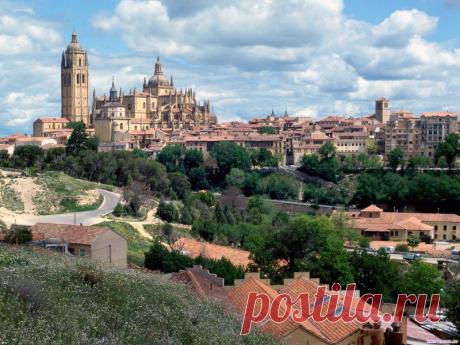 Испания - страна горная. Особый колорит родине Санчо Пансы придают Канарские острова, горные вершины которых возвышаются над безбрежной гладью Атлантического океана. Не менее красивое зрелище предстает перед глазами в средиземной части Пиренеев - великолепные Болиарские острова. Природа этих мест удивительна, как и их обитатели.