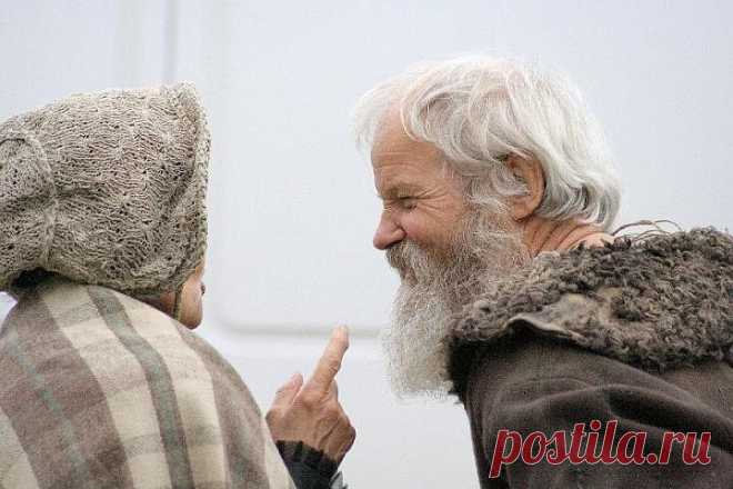 Жили-были дед и баба, Ели кашу с молоком, Не сердился дед на бабу, Не грозил ей кулаком. А сказал ей откровенно: «Баба, ты не современна. Посмотри, как растолстела, Где твоя структура тела? Меньше каши, больше щей, Всяких разных овощей: Лук, редис, столовый хрен — Будешь как Софи Лорен!» Баба слушала, смеялась, Но в долгу не оставалась: «Ах ты, пугало для птиц, Весь небритый, словно шпиц! По натуре благородный, А по виду — огородный! Что глядишь, прищурив глаз? Ах ты, идол-фантомас!» Не сердился