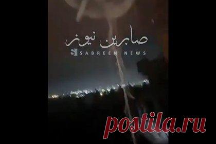 Опубликованы кадры ракетного удара КСИР по Ираку. В сети появились кадры ракетного удара Корпус стражей исламской революции (КСИР) Ирана по иракскому Эрбилю. На видео видно, что вследствие ударов КСИР посольство США в Ираке полностью уничтожено. Также можно увидеть, как выпущенная ракета попадает в здание американского консульства.