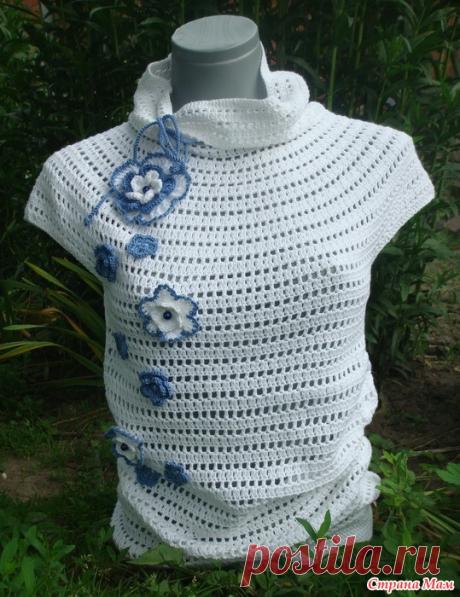 Топ с цветами, связанный по кругу. Крючком. / stranamam.ru