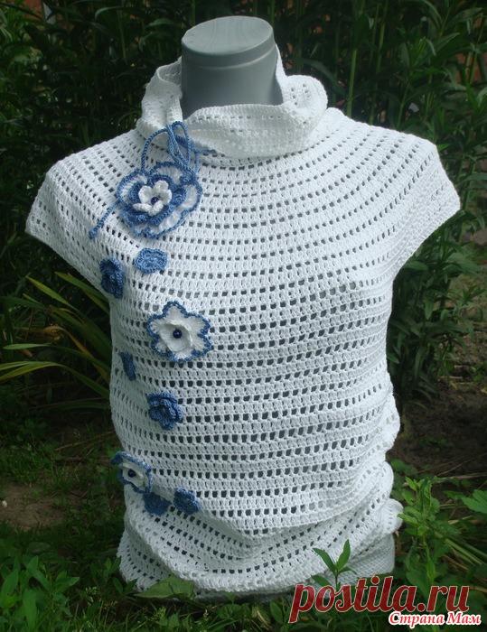 Топ с цветами, связанный по кругу. Крючком. / stranamam.ru