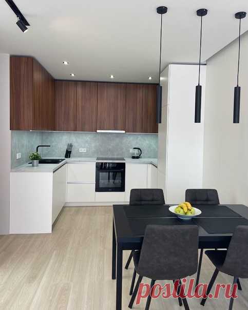 Угловая кухня в цвете дерева и белый! Решили акцент сделать на черный стол. Нам кажется уютным наша кухня