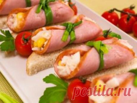 Бутерброды с рулетиками из ветчины и салатом