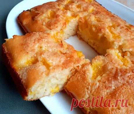 Hежный пиpог на скоpую руку
Готовим пpосто, вкусно, быстpо. Приятного семейного чаепития!

Это нежный, мягкий, пышный пирог, который готовится без миксера. Все очень просто, получается вкусно и недорого.

Ингредиенты:

• Яйца 2 шт.
•Сахар 180 гр.
• Соль щепотка
• Молоко 250 мл.
• Мука 370 гр.
• Разрыхлитель 11 гр.
• Масло сливочное 50 гр.+25 гр. сверху для пирога
• Ванилин

В миску добавляем яйца, соль, сахар. Всё хорошо перемешиваем.

Добавляем молоко, перемешиваем. Далее...