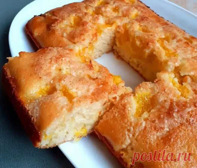 Hежный пиpог на скоpую руку
Готовим пpосто, вкусно, быстpо. Приятного семейного чаепития!

Это нежный, мягкий, пышный пирог, который готовится без миксера. Все очень просто, получается вкусно и недорого.

Ингредиенты:

• Яйца 2 шт.
•Сахар 180 гр.
• Соль щепотка
• Молоко 250 мл.
• Мука 370 гр.
• Разрыхлитель 11 гр.
• Масло сливочное 50 гр.+25 гр. сверху для пирога
• Ванилин

В миску добавляем яйца, соль, сахар. Всё хорошо перемешиваем.

Добавляем молоко, перемешиваем. Далее...