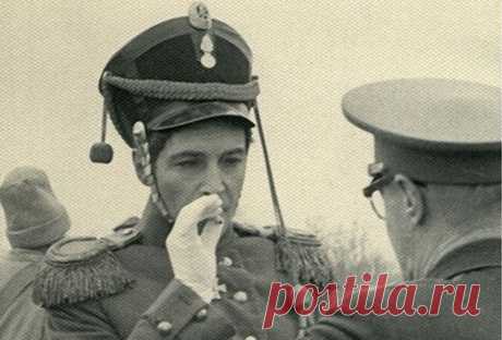 Вячеслав Тихонов на съёмках "Войны и мира" Любимой книгой Вячеслава Васильевича была "Война и мир" Толстого. Когда он узнал, что Сергей Бондарчук собирается снимать фильм по этому роману, не упустил возможности встретиться с режиссёром и намек…