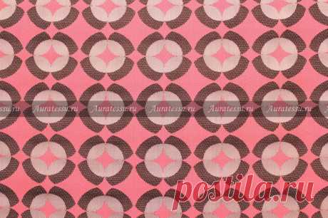 Auratessu – ткани для одежды на манекенах - интернет магазин в Санкт-Петербурге: Жаккард плательно-костюмный бежево-коричневые фигуры на кораллово-розовом ярком фоне