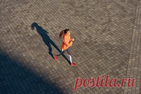 Фитнес-тренер назвал способ похудеть с помощью ходьбы. Фитнес-тренер и нутрициолог Алексей Фалевич назвал способ похудеть с помощью ходьбы. «Вам хотелось бы скинуть 20 килограммов, и вы едите 2000 килокалорий в день. Если ваш вес не меняется, значит, 2000 килокалорий вы и тратите, а чтобы начать худеть, нужно тратить 2200 килокалорий», — объяснил он.