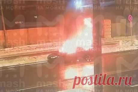 Поджог служебного автомобиля СИЗО в российском городе попал на видео. В Санкт-Петербурге неизвестный поджег служебный автомобиль Ford Focus, принадлежащий СИЗО-5 ФСИН, после чего скрылся. Преступление попало в объектив уличной камеры видеонаблюдения. На кадрах виден мужчина у припаркованной машины. Затем автомобиль вспыхивает, а поджигатель убегает.