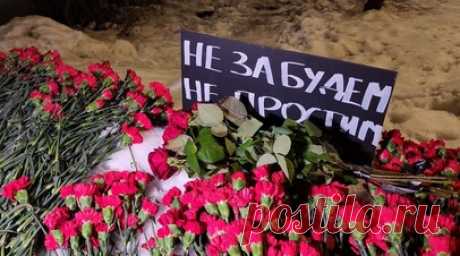 «Не забудем, не простим»: в Москве появился мемориал в память о жертвах обстрела ВСУ в Лисичанске. В Москве на площади ЛНР появился стихийный мемориал в память о жертвах обстрела ВСУ пекарни в Лисичанске. Общественные организации возложили цветы с надписью «Не забудем, не простим». В результате обстрела погибли 28 человек, среди них беременная женщина и её пятилетний ребёнок. Удалось спасти десять человек, шестеро госпитализированы. В ЛНР объявили траур. Читать далее