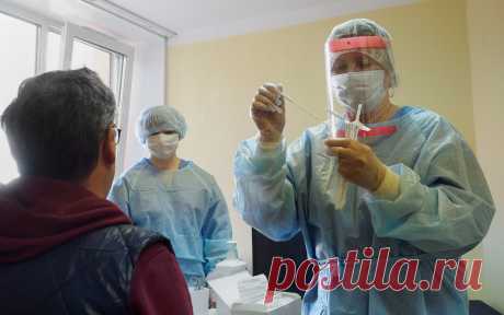 Вирусологи оценили факторы невосприимчивости некоторых людей к COVID-19. Индивидуальные особенности иммунной системы существуют, а потому вполне возможно существование таких, кто менее восприимчив к инфекционным заболеваниям вроде COVID-19, заявил РБК вирусолог, профессор МГУ, доктор биологических наук Алексей Аграновский.
