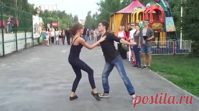 Когда эти двое начали двигаться посреди парка, все зрители ахнули