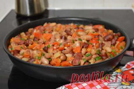 Вкуснейшая фасоль в деревенском стиле с колбасками и овощами