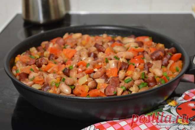 Вкуснейшая фасоль в деревенском стиле с колбасками и овощами