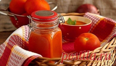 В домашнем кетчупе много ликопина, мощного природного антиоксиданта, защищающего от сердечнососудистых и онкологических заболеваний. При нагревании томатов уровень ликопина увеличивается. 

В кетчупе содержится триптофан, аминокислота, из которой образуется серотонин, известный как «гормон счастья». Этот продукт является низкокалорийным, поэтому даже в период снижения веса его можно применять.


* Кетчуп с яблоками.
2 кг красных помидоров, 250 г очищенных яблок, 250 г репчатого лука