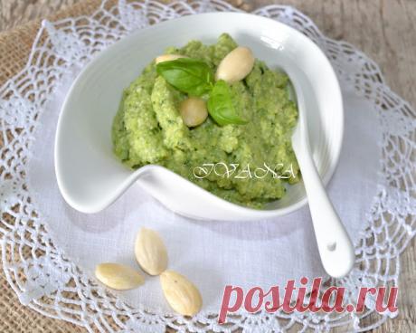 Песто от тиквички и бадеми