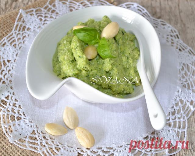 Песто от тиквички и бадеми