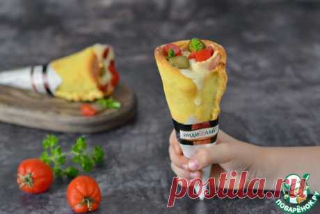 Коно пицца. Cono Pizza - пицца в конусе, пицца в рожке, пицца в стаканчике, пицца-мороженое. Как только её не называют. Это новый современный формат пиццы, как вариант стрит фуда, т. е. уличной еды. Инновация в мире пиццы, но с сохранением традиционных ингредиентов. Её основа - это рожок из классического дрожжевого теста для пиццы, а начинка может быть на свой вкус. Перед запеканием коно пиццу обильно посыпают моцареллой, которая в духовке плавится и подтекает, имитируя тающее мороженое.…